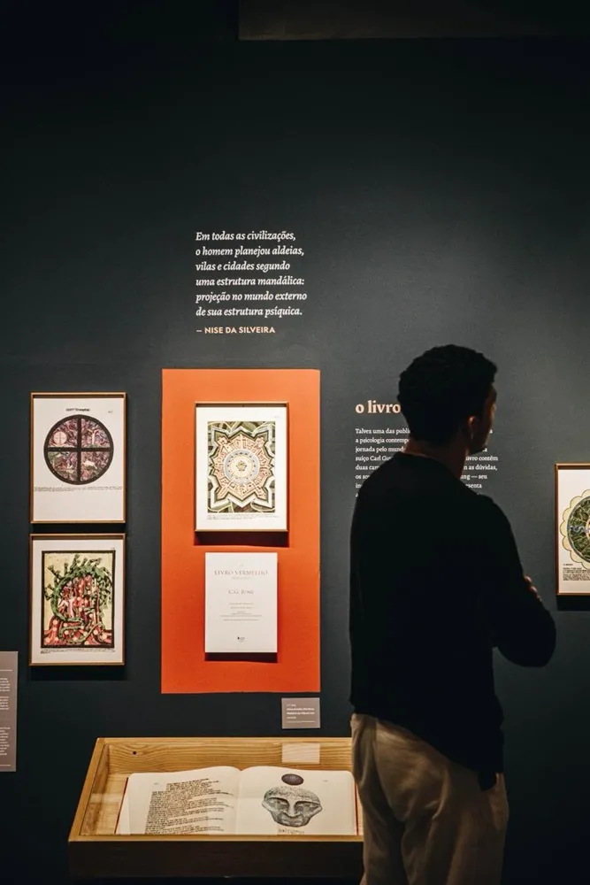 Em toda a mostra, frases tanto de Nise quanto de outros pensadores contornam as obras.