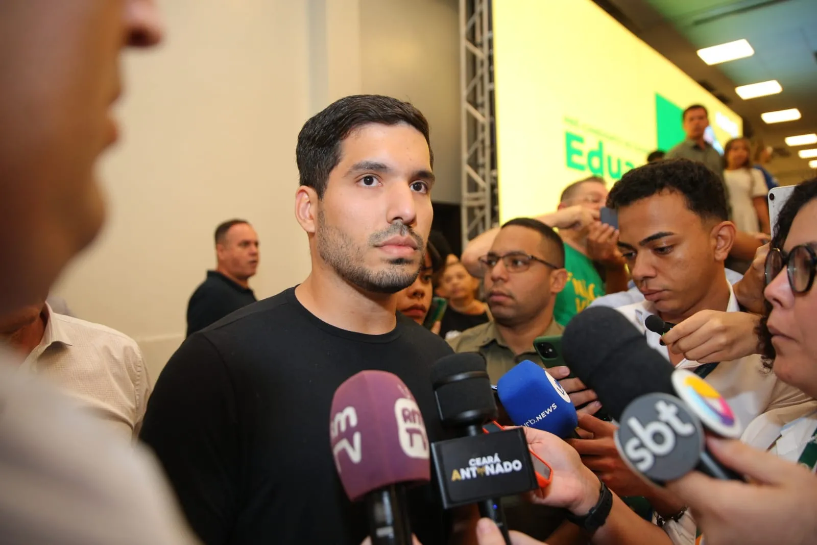 André Fernandes convocou coletiva de imprensa para rebater falas de Michelle após o lançamento da pré-candidatura de Girão.