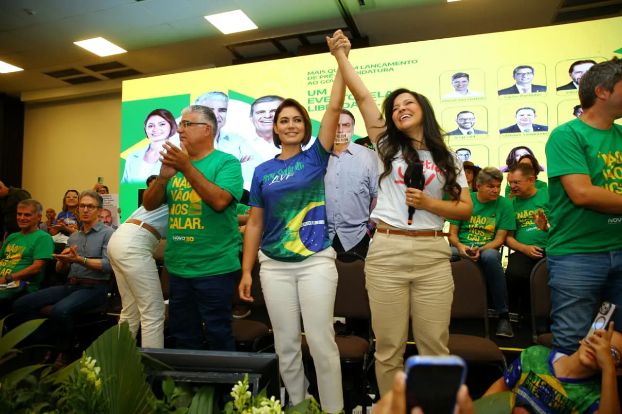 Michelle Bolsonaro tem endossado pré-candidatura de Priscilla Costa ao Senado, preterindo Alcides Fernandes.
