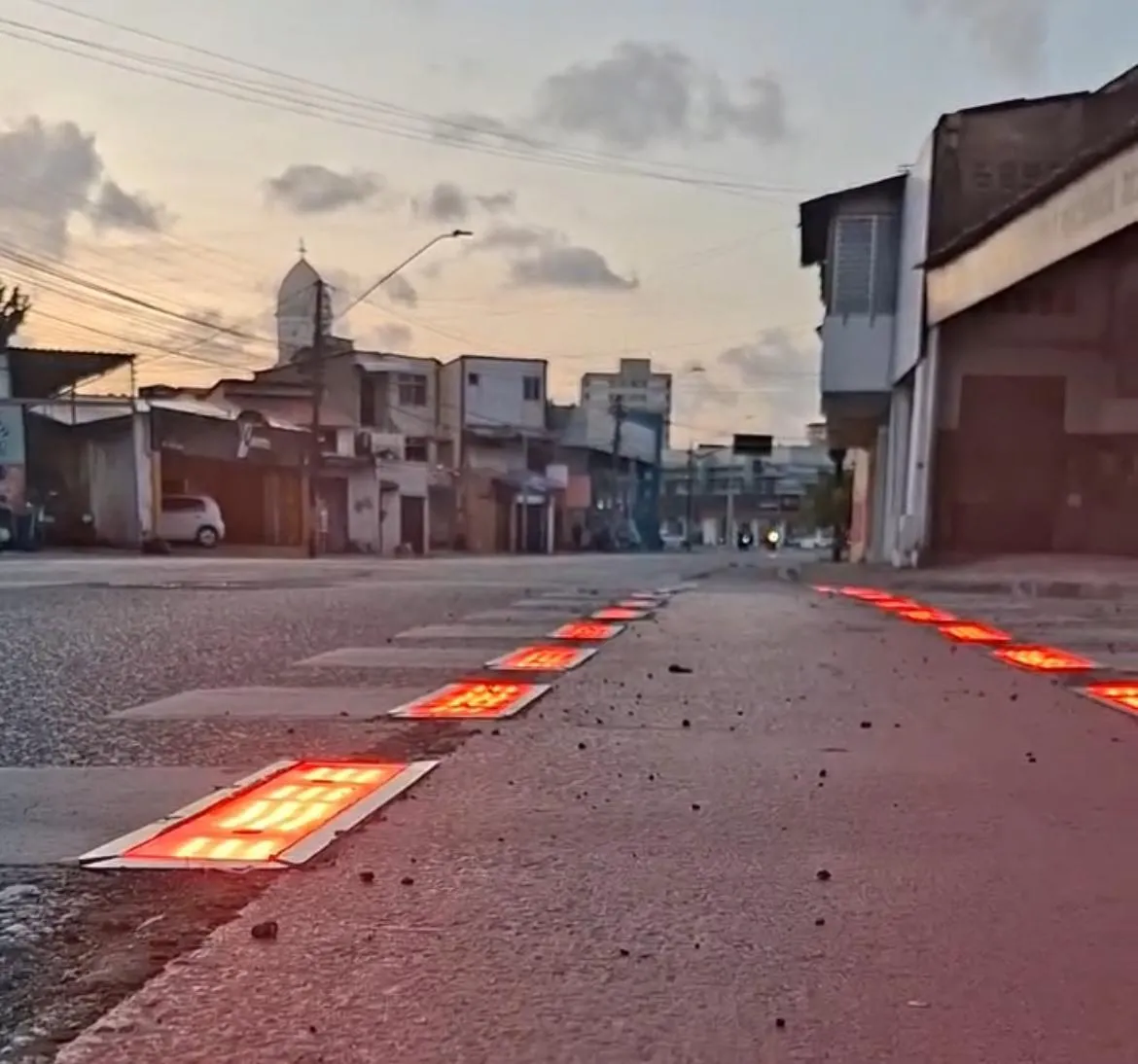 As luzes de LED se acendem no momento em que o ciclista está sobre a ciclofaixa.
