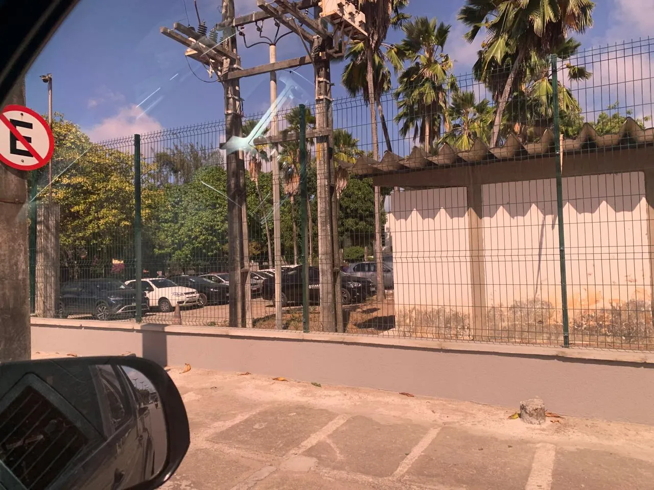 No lugar da obra de Sérvulo Esmeraldo, agora há um gradil.