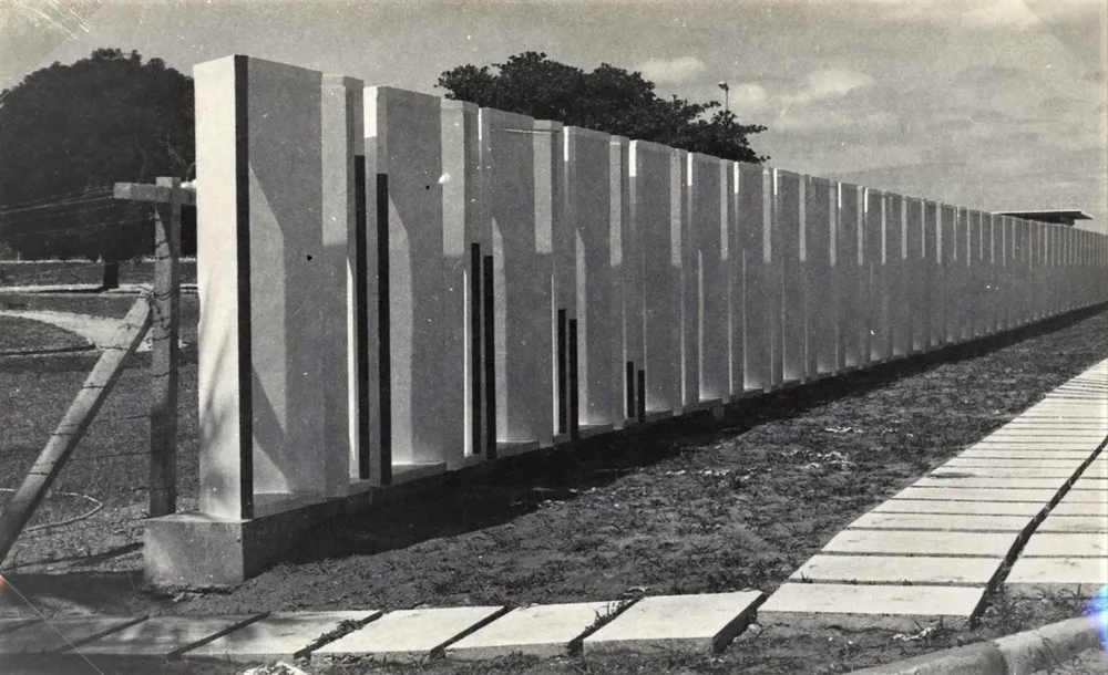 Muro Cinético foi concebido a partir de concreto policromado, e tinha 42 metros de extensão.