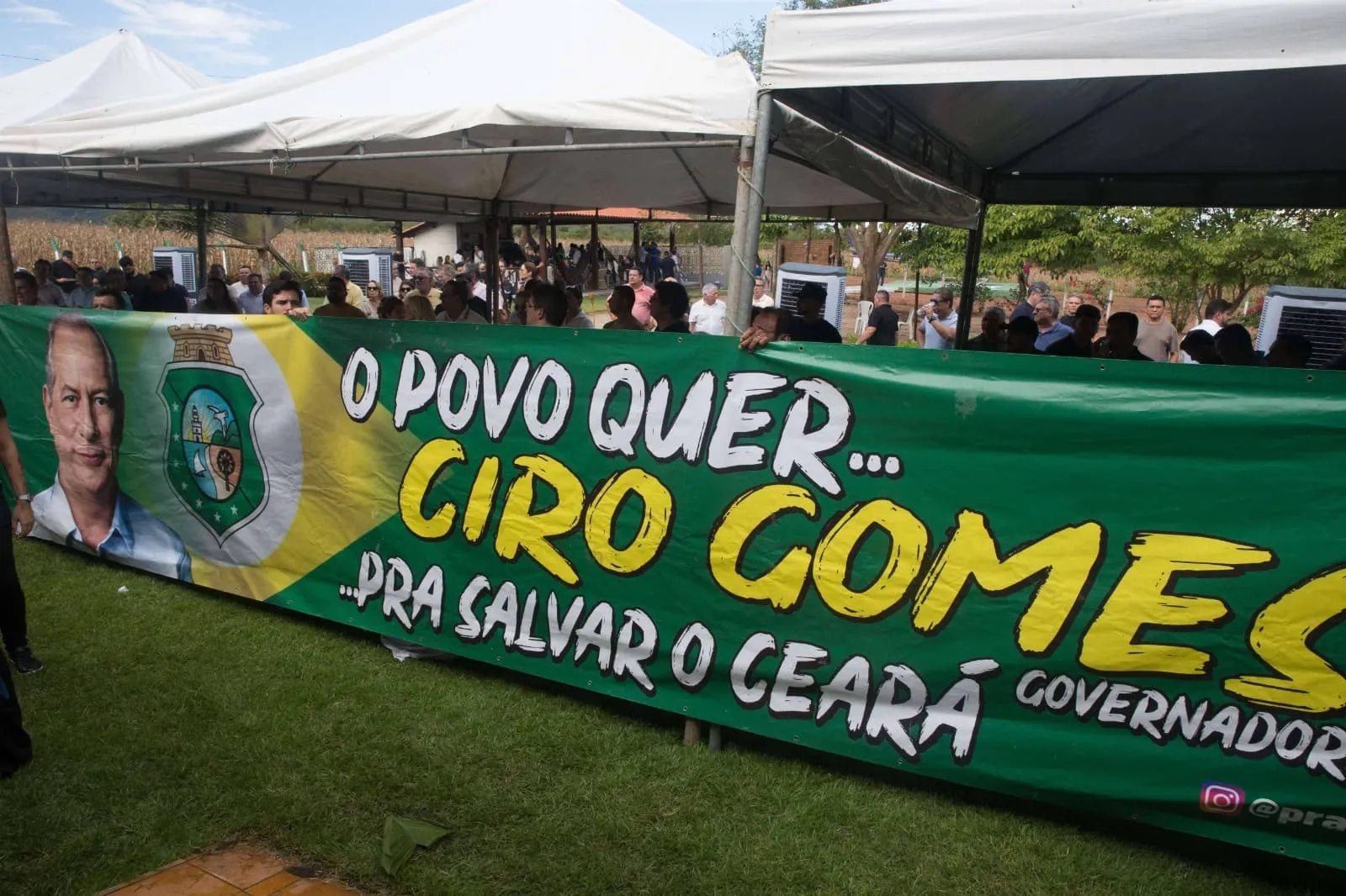 Faixa de apoio ao nome de Ciro Gomes para o Governo do Ceará, no aniversário de 50 anos do ex-prefeito Roberto Cláudio, em agosto.