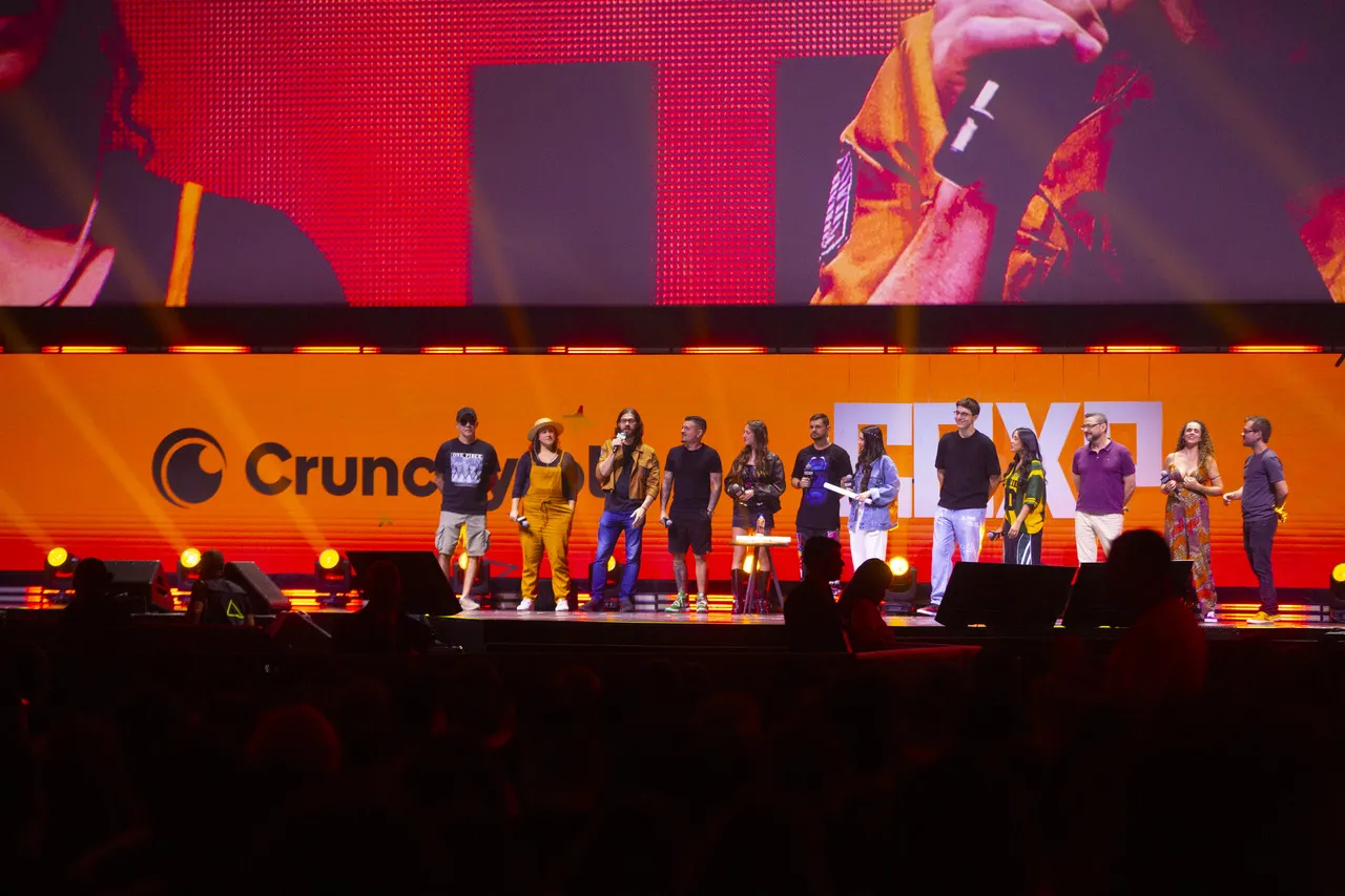 Dubladores famosos brasileiros subiram ao palco para receber homenagem do streaming.
