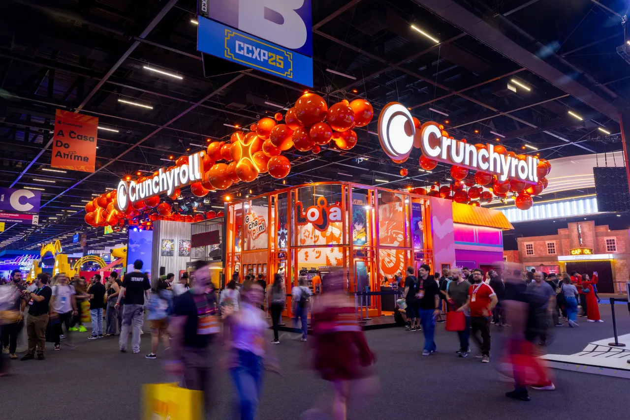Estande da Crunchyroll na CCXP 25 esteve entre um dos maiores montados por plataformas de streaming.