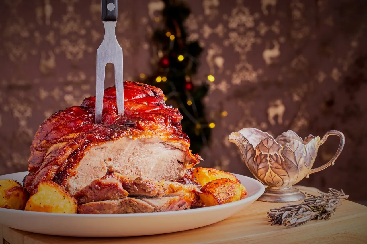 O pernil pode ser acompanhado de farofa de castanhas e arroz natalino com passas e amêndoas.