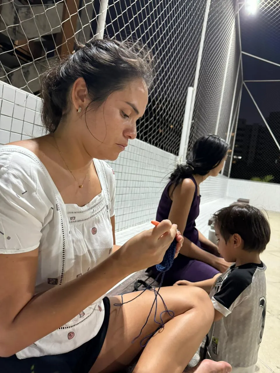 Enquanto os filhos brincam, Cinara Eufrásio investe na arte do crochê.