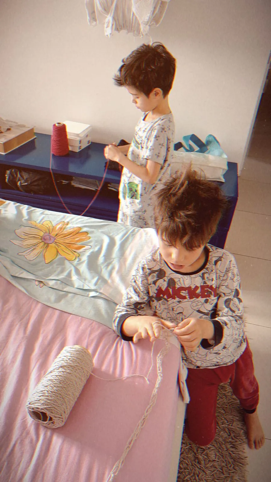 Filhos de Cinara seguem mesmos passos da mãe no crochê.