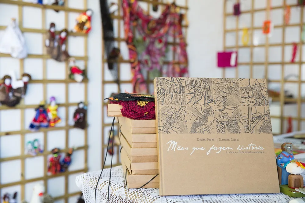 Livro 'Mãos que fazem história' reúne histórias de artesãs cearenses.