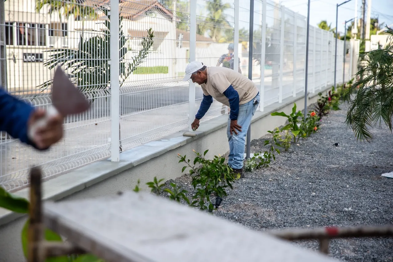Para receber programações, o vão central da praça precisou ser pavimentado, mas elementos de paisagismo também estão previstos no espaço.