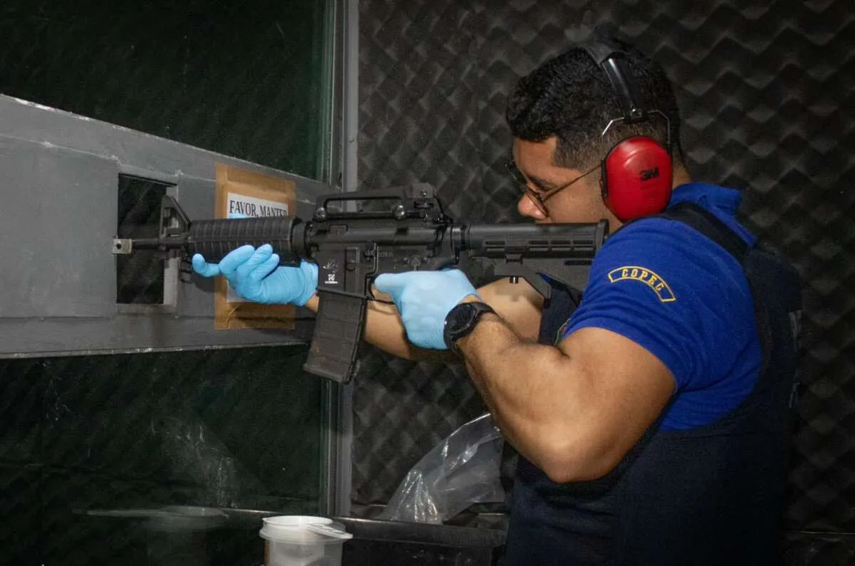Os peritos forenses também analisam a identidade das armas de fogo apreendidas, para identificar o padrão delas e comparar aos projéteis e estojos.