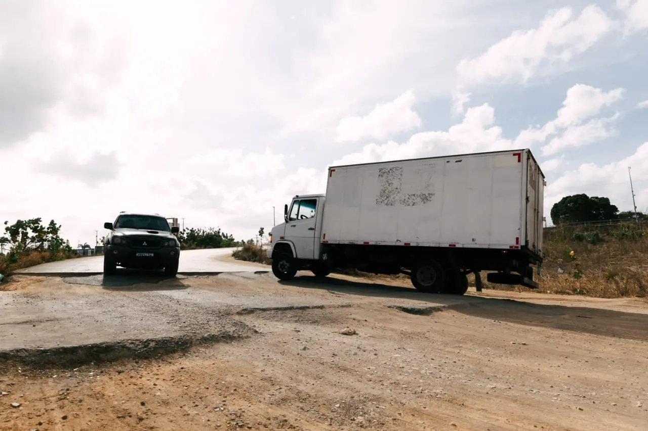 carro e caminhão no anel viário.
