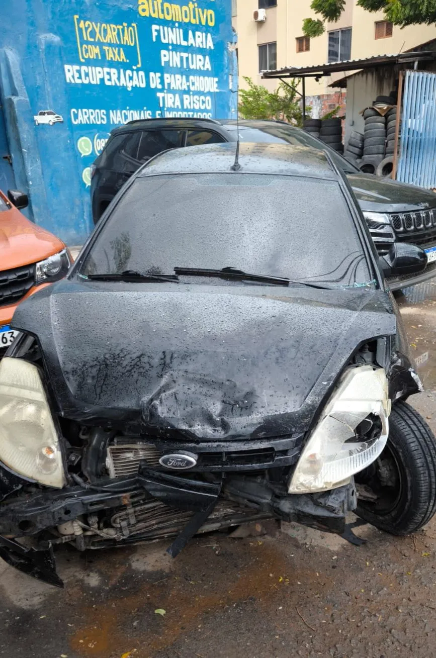 Carro da motorista, um Ford Ka preto, teve perda total após batida.