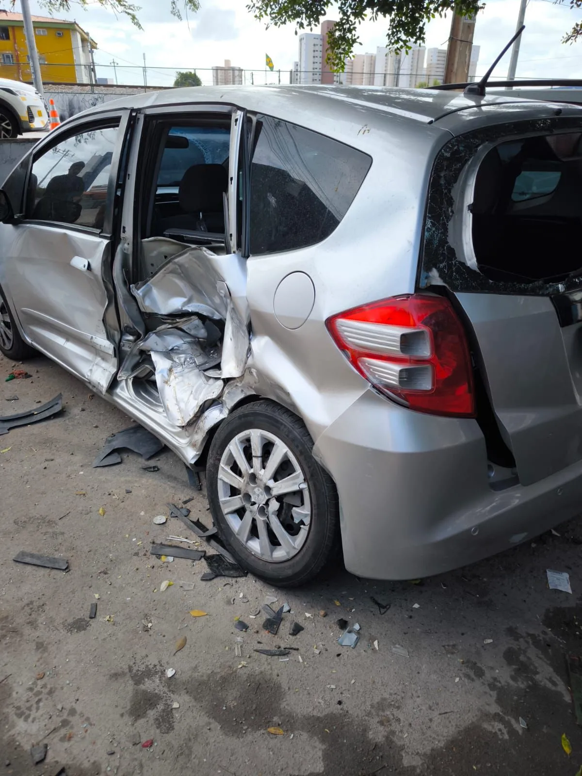 Carro do personal trainer Davis Tyson, um Honda Fit prata, também sofreu perda total.