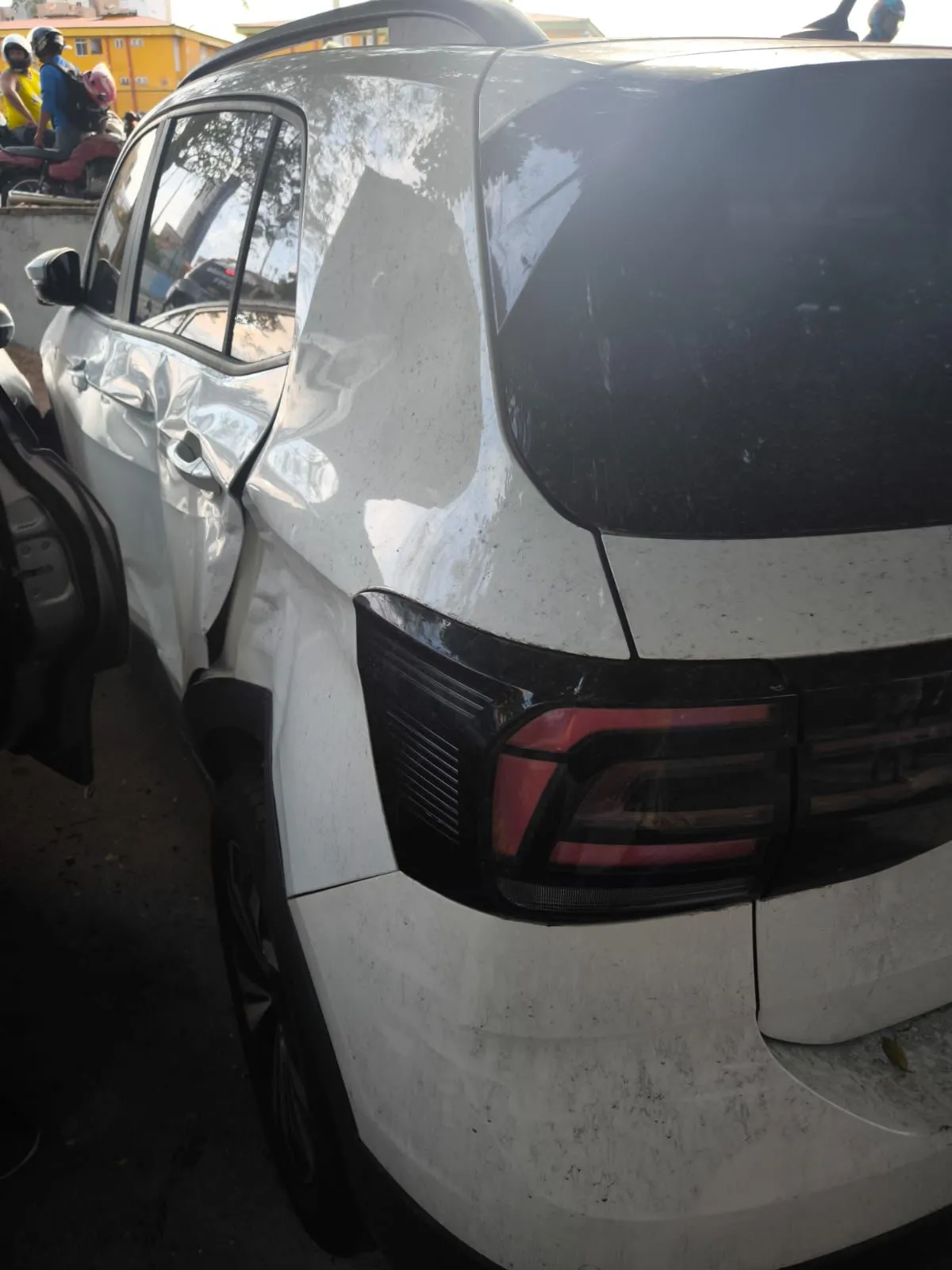 Um dos carros envolvidos no acidente.