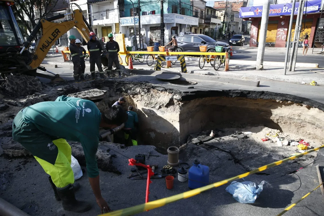 Buraco se abriu na pista na manhã do domingo; reparos foram iniciados.